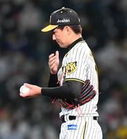 　９回、ＤｅＮＡ打線に打ち込まれ肩を落とす岩崎（撮影・飯室逸平）