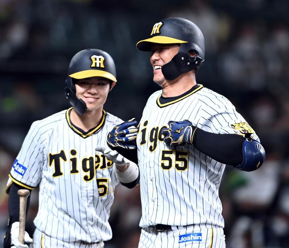 　８回、代打・陽川は同点ソロを放ちゴリラポーズで生還する（撮影・山口登）