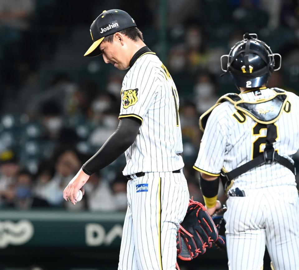 　９回、ＤｅＮＡに勝ち越しを許し、肩を落とす岩崎（撮影・飯室逸平）