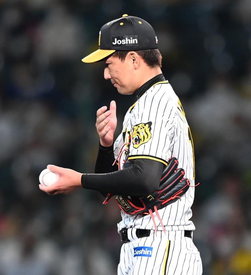 　９回、ＤｅＮＡ打線に打ち込まれ肩を落とす岩崎（撮影・飯室逸平）