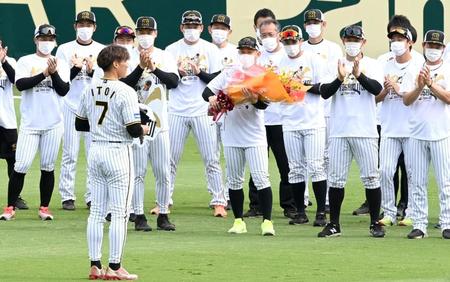 　練習前、ナインの前であいさつする糸井（撮影・田中太一）