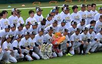 阪神・糸井 練習前に「引退記念Tシャツ」で記念撮影 佐藤輝との
