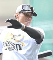 　打撃練習する糸井（撮影・飯室逸平）