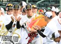 　佐藤輝（左）らから拍手を受ける糸井（撮影・田中太一）