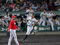 　５回、糸井は左前打を放つ（撮影・山口登）