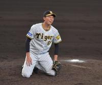 　９回、小園に安打を許し悔しがる湯浅（撮影・神子素慎一）