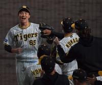 　９回のピンチをしのぎ喜ぶ湯浅（撮影・神子素慎一）