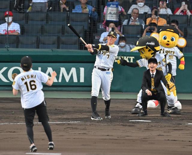 ファーストピッチＳに引退の糸井がサプライズで登場　広島・菊池涼から花束も