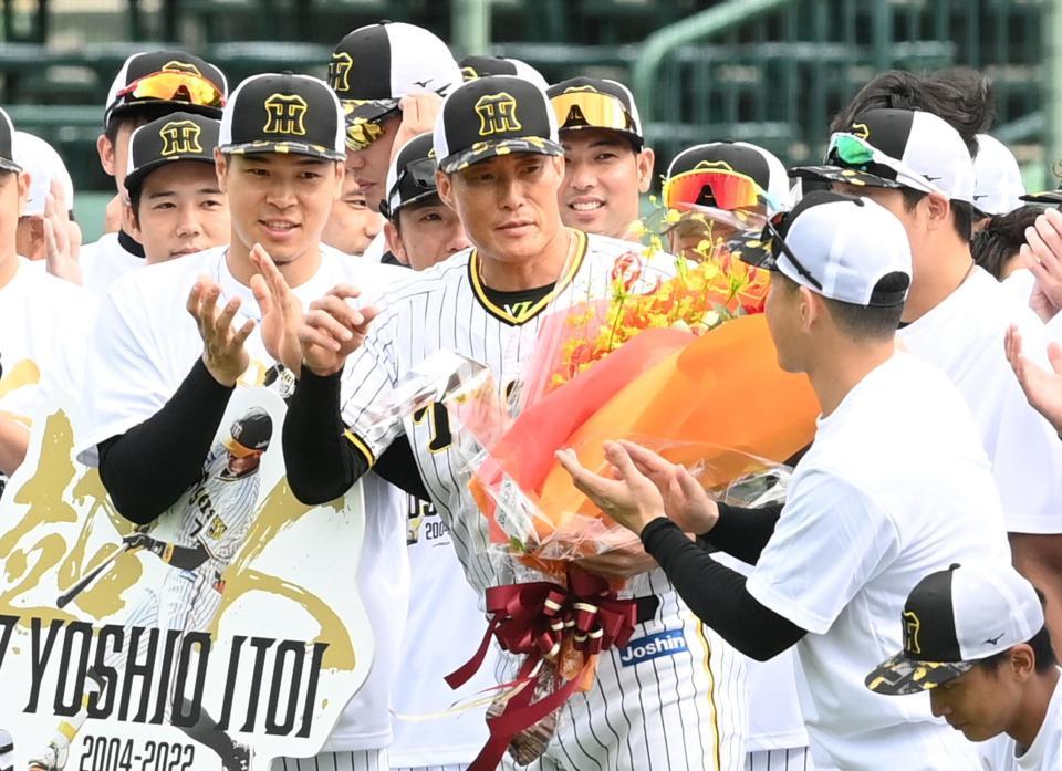 　佐藤輝（左）らから拍手を受ける糸井（撮影・田中太一）