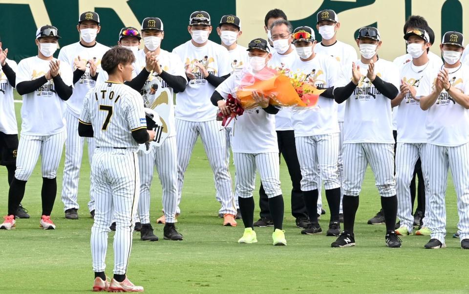 　練習前、ナインの前であいさつする糸井（撮影・田中太一）