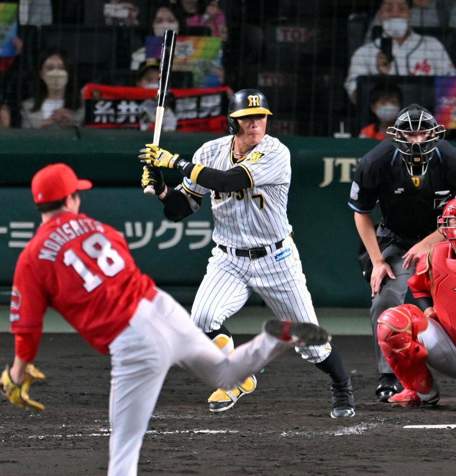 　５回、代打・糸井は左前打を放つ（投手・森下）＝撮影・山口登