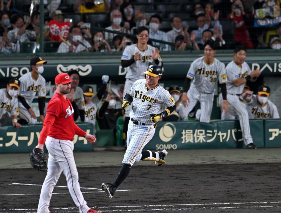 　５回、糸井は左前打を放つ（撮影・山口登）