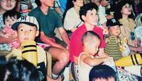 小学３年生の頃、家族とともに甲子園球場で阪神対巨人戦を観戦した糸井（左端）。中央は母。両隣は弟（家族提供）