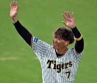 　グラウンドを一周しファンの声援に応える糸井＝２１日