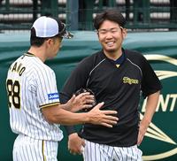 　矢野監督（左）と話をする西勇（撮影・田中太一）