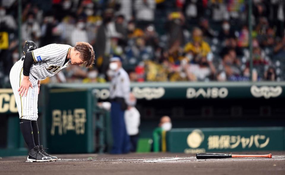 　打席にバットを置き、おじぎする糸井（撮影・田中太一）