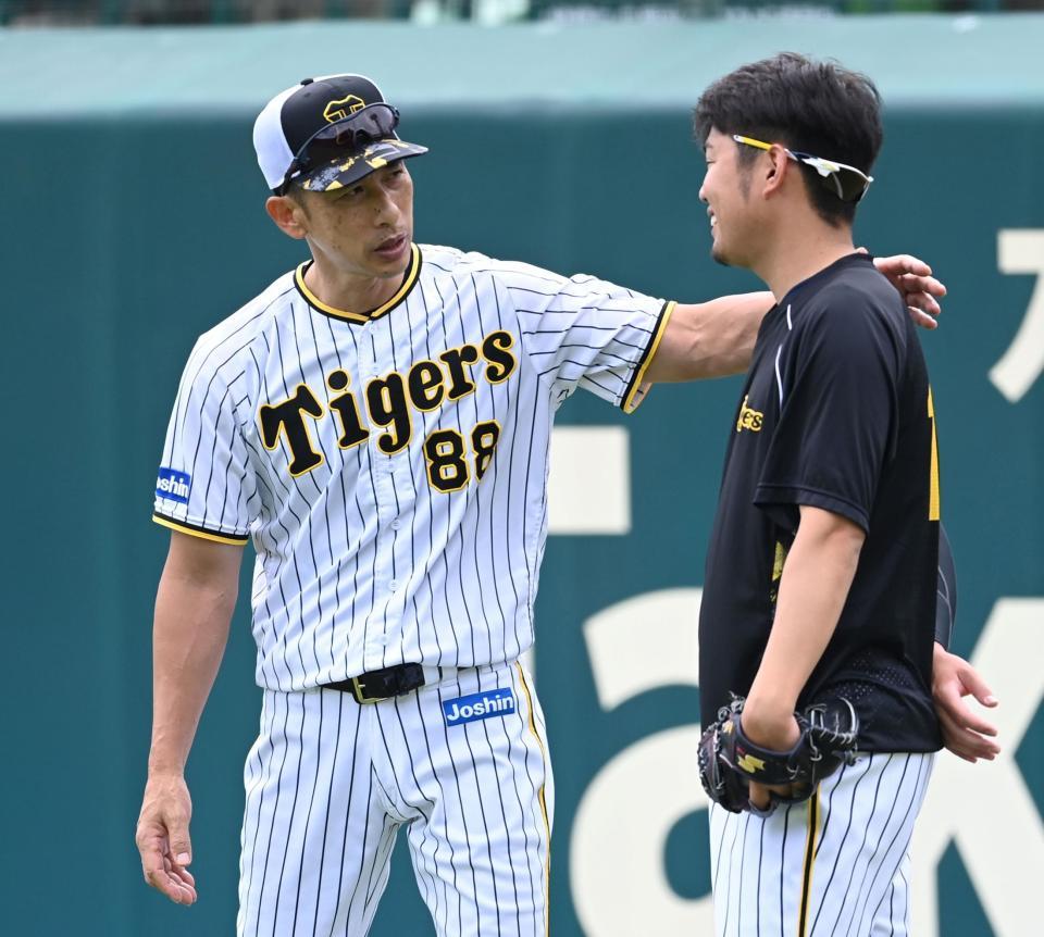 　西勇（右）と話をする矢野監督（撮影・田中太一）