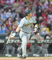 　１回、左翼スタンドへ２ランを放つ原口（撮影・立川洋一郎）