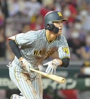 　４回、右翼線へ適時二塁打を放つ高寺（撮影・立川洋一郎）