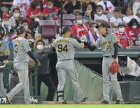 　１回、２ランを放って生還した原口（９４）とタッチを交わす才木（右）＝撮影・立川洋一郎