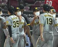 　広島に勝利し矢野監督は藤浪らナインを迎える（撮影・山口登）