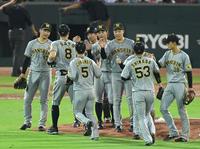 　広島に勝利し、岩崎ら阪神ナインはマウンドで喜ぶ（撮影・山口登）