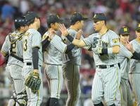 　勝利のタッチを交わす佐藤輝（右から２人目）ら阪神ナイン（撮影・立川洋一郎）