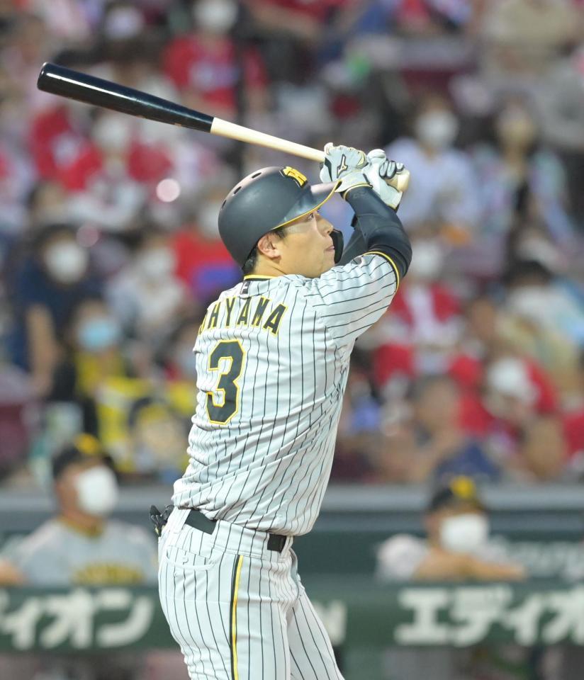 　１回、センターオーバーの適時二塁打を放つ大山（撮影・立川洋一郎）