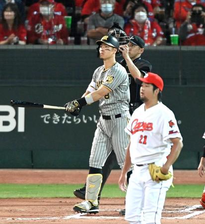 　６回、右越えに２０号２ランを放つ佐藤輝（撮影・山口登）