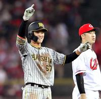 　両手を上げて喜ぶ高寺