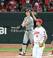 　６回、右越えに２０号２ランを放つ佐藤輝（撮影・山口登）