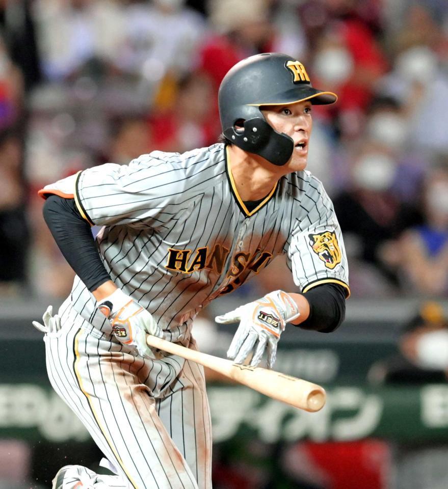 　４回、プロ初安打となる適時二塁打を放つ高寺（撮影・立川洋一郎）