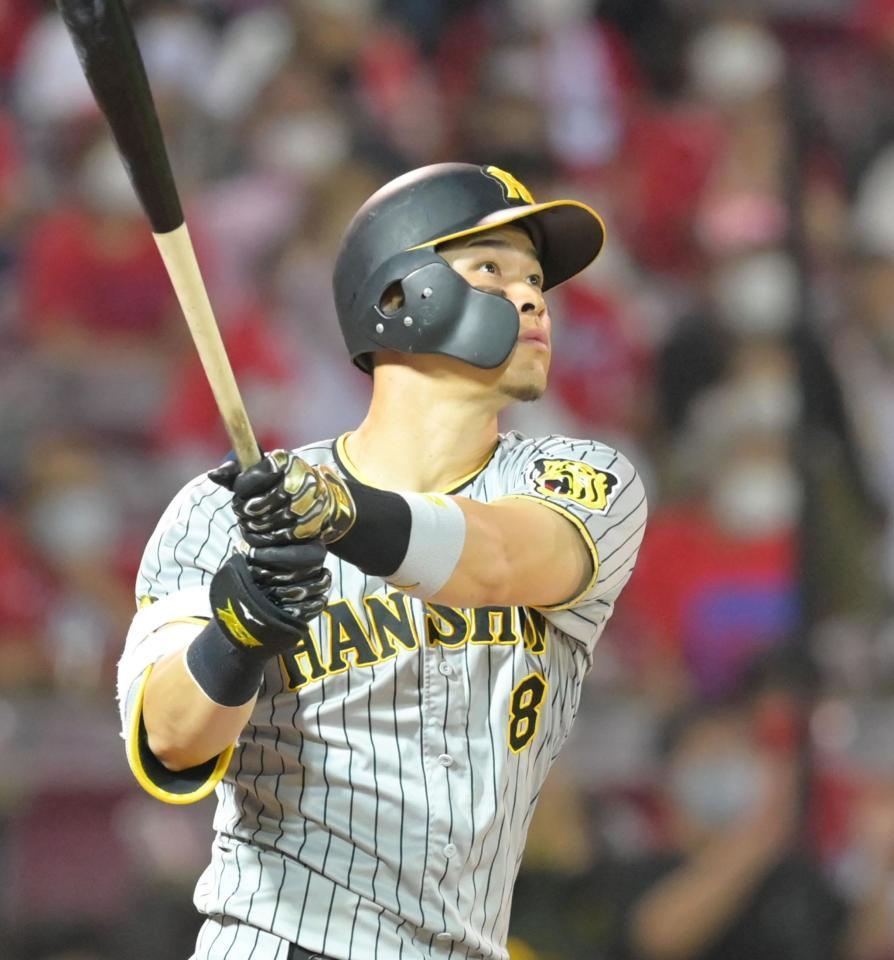 　６回、右翼スタンドへ２ランを放つ佐藤輝（撮影・立川洋一郎）