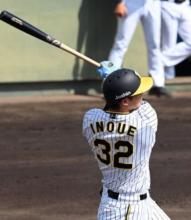 　１回、井上は左越えに先制３ランを放つ（撮影・山口登）