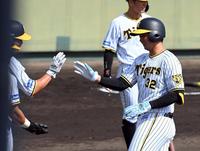 　１回、井上は先制３ランを放ち生還する（撮影・山口登）