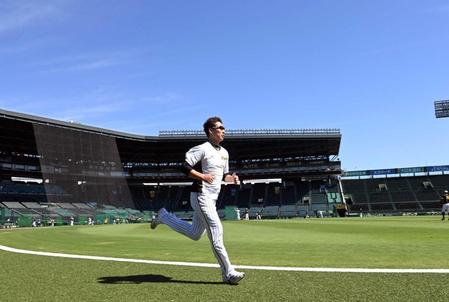 　逆転ＣＳへ向けて調整に余念の無い岩崎（撮影・山口登）