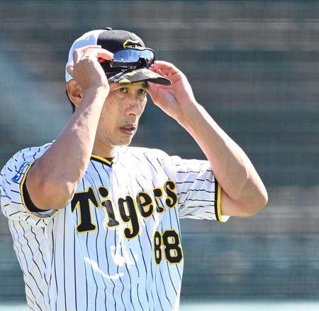 　ラスト３戦へ向け練習を見守る矢野監督