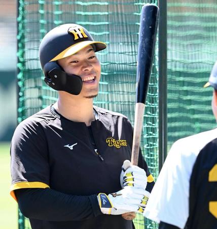 　バットを手に笑顔を見せる佐藤輝（撮影・飯室逸平）