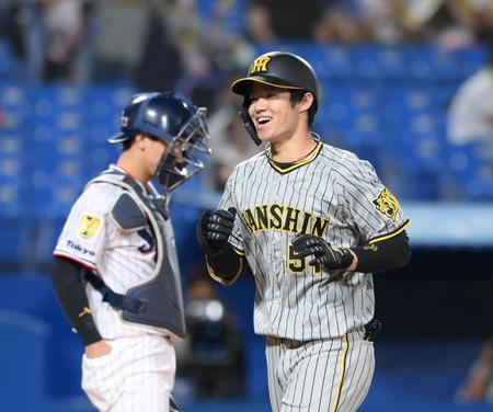 　１回、先頭打者本塁打を放ち生還する中野（撮影・堀内翔）