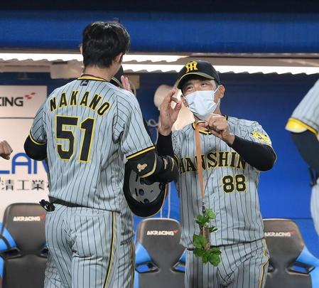 　１回、先頭打者本塁打を放った中野（左）を迎える矢野監督（撮影・堀内翔）