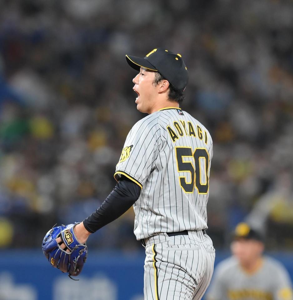 　６回、村上を空振り三振に仕留めた青柳（撮影・堀内翔）