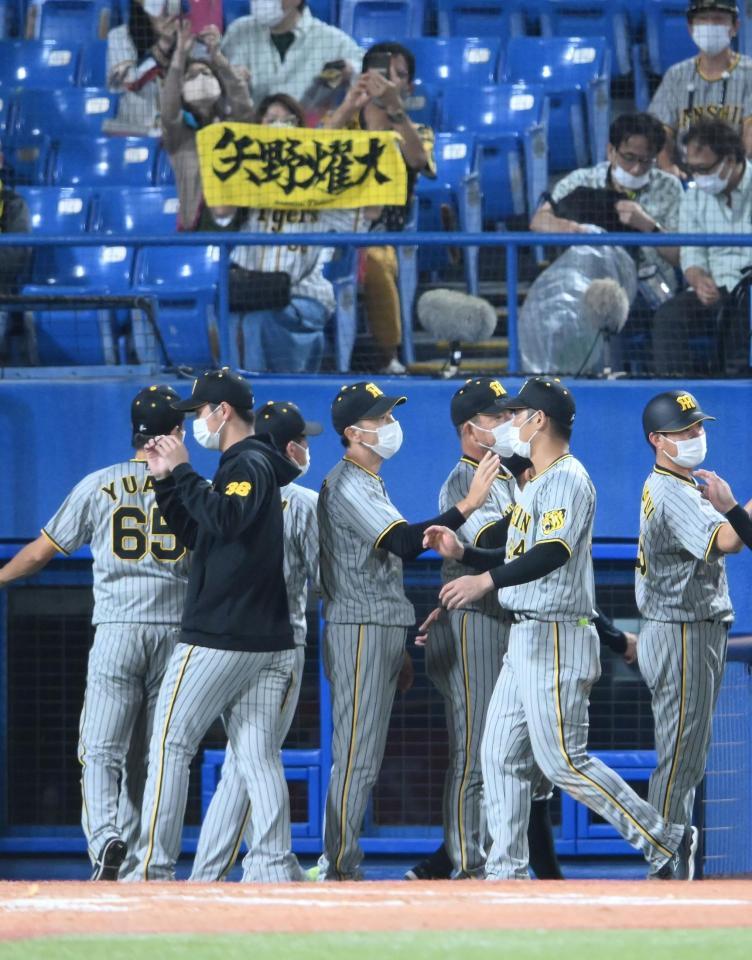 　ナインを迎える阪神・矢野監督（撮影・金田祐二）