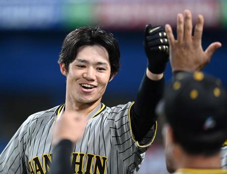 　１回、先制ソロを放ち笑顔で生還する中野（撮影・飯室逸平）