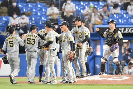 　ヤクルトに勝利し、タッチを交わす岩崎（右から３人目）ら阪神ナイン（撮影・西岡正）