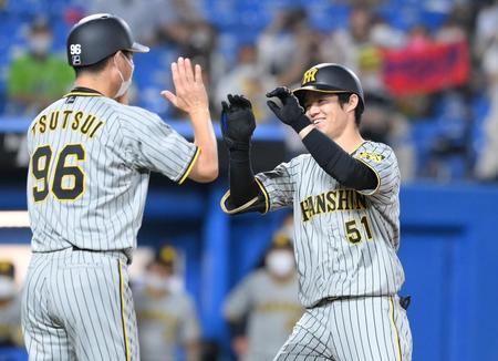 　１回、２試合連続となる先頭打者本塁打を放ち迎えられる中野（撮影・堀内翔）