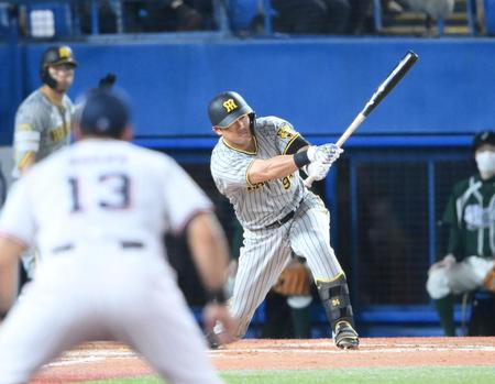 　８回、左前に勝ち越し適時打を放つ原口（撮影・金田祐二）