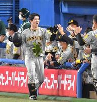 　１回、右越えに先制ソロを放ち、ナインとタッチを交わす中野（撮影・西岡正）