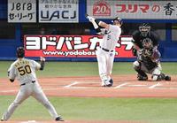 　６回、青柳（５０）の前に空振り三振に倒れる村上（撮影・佐々木彰尚）