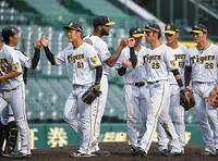 　ソフトバンクに競り勝ち、ナインと喜びを分かち合うアルカンタラ（中央）＝撮影・北村雅宏