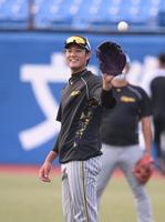 　調整する阪神・藤浪（撮影・金田祐二）